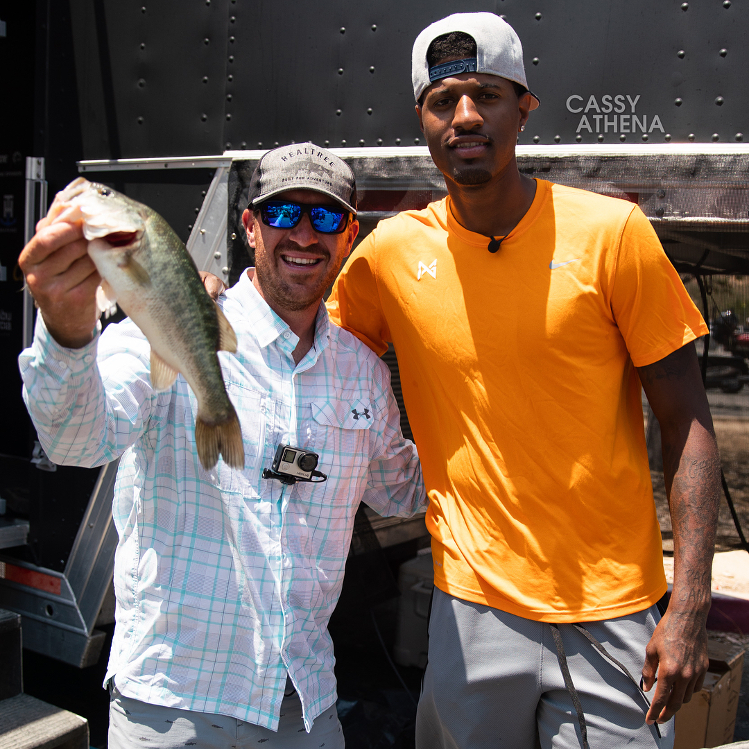 迈尼昂在加比亚社媒动态下留言，后者回复：请续约（迈尼昂现身加比亚动态评论区，加比亚回应：续约吧）