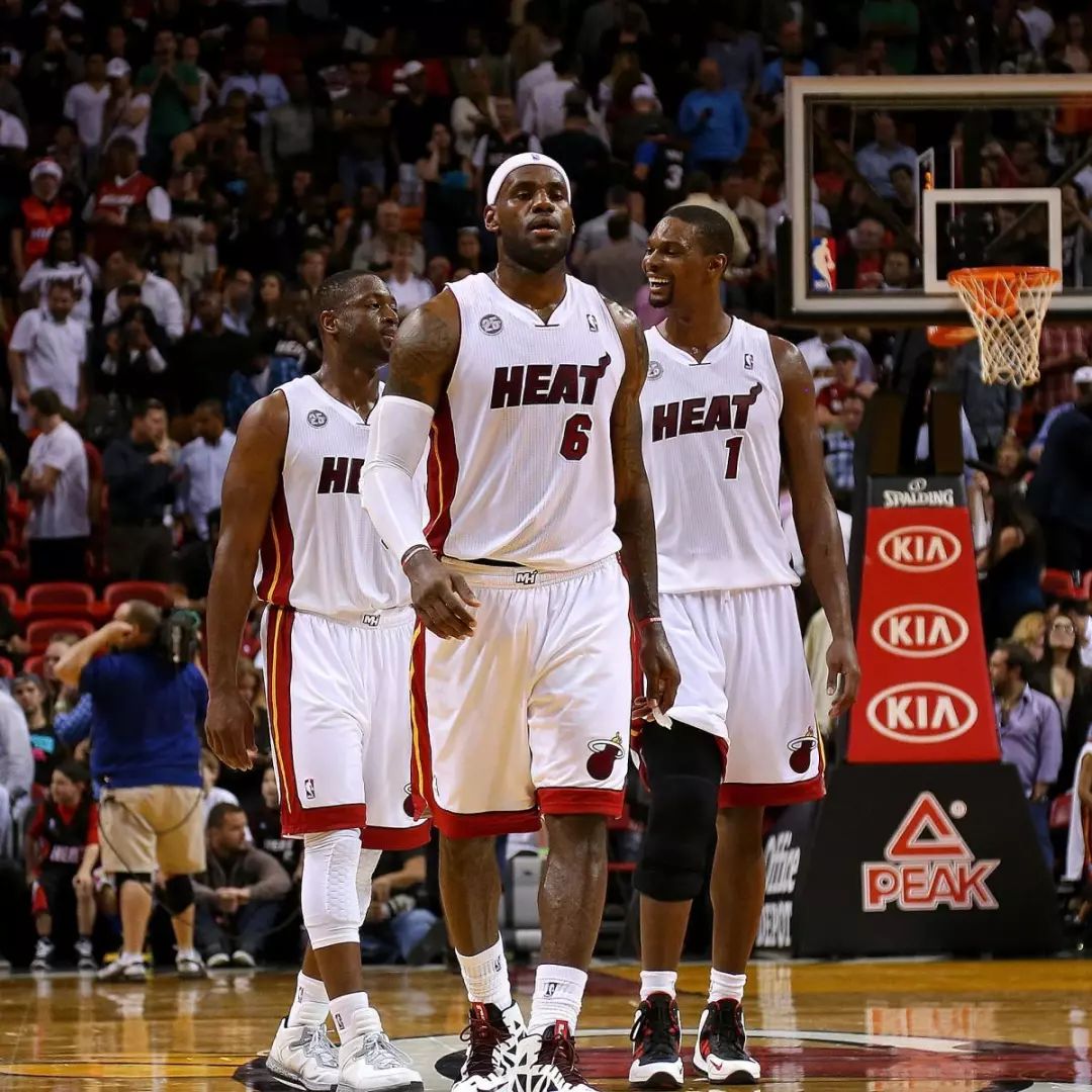 追梦将比肩库里，成为唯二代表勇士出战900场常规赛的球员（追梦将与库里并肩，成勇士队史仅两位常规赛出战900场的球员）