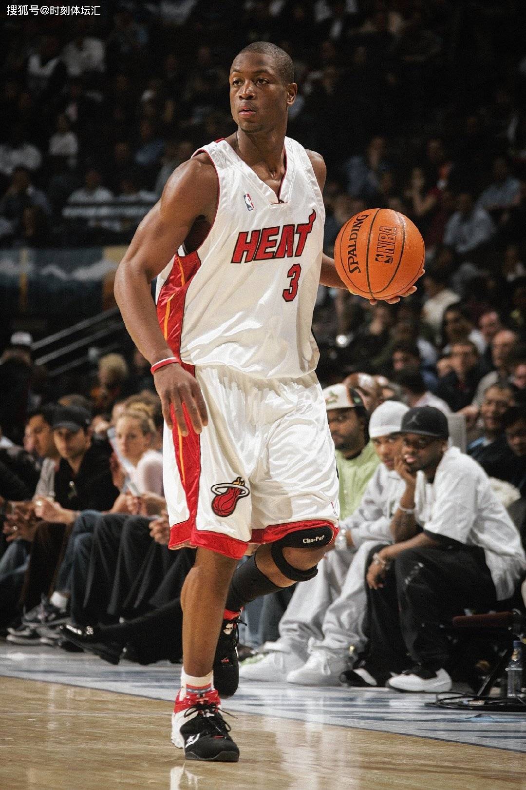 8场首发惊艳亮相！倪非凡一传进步大，但关键局仍靠老将（连续8场首发表现惊艳！倪非凡一传显著提升，关键时刻仍需老将托底）