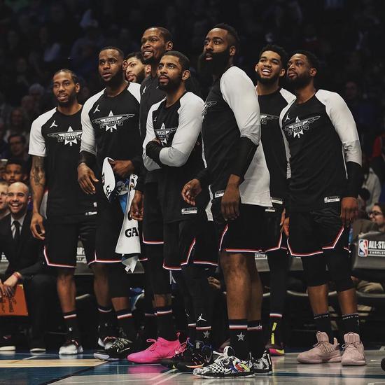 川普狂喜，乡下人乐队将在世界杯抽签仪式结束后表演《YMCA》（川普喜上眉梢：世界杯抽签落幕后，乡下人乐队将献唱《YMCA）