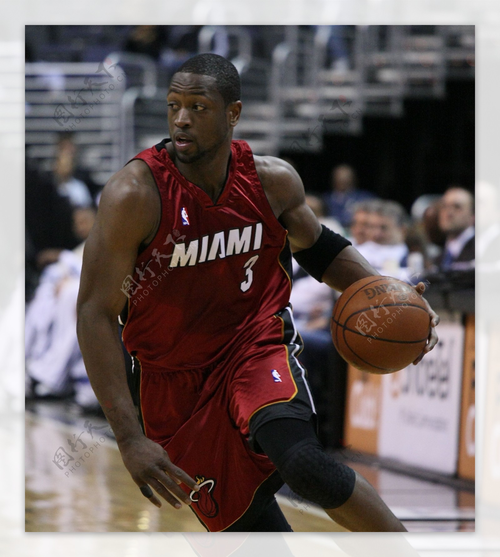 球迷沸腾：这球吹了也太离谱（球迷炸锅：这次判罚离谱至极）