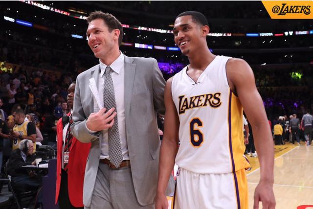 凯恩：点球前我确实碰到了对手的脸；拜仁之前杯赛成绩不理想（凯恩：主罚点球前确实碰到对方面部；拜仁此前杯赛表现不佳）