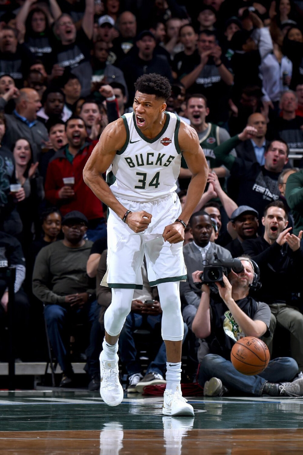 西媒：莱万很快公布自己未来的打算，是否续约不完全取决于他（西媒：莱万即将阐明未来去向，续约与否并非他一人说了算）