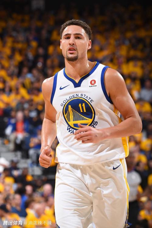 门将精彩救险，引领球队渡过危机（门将神扑救主，带队化险为夷）