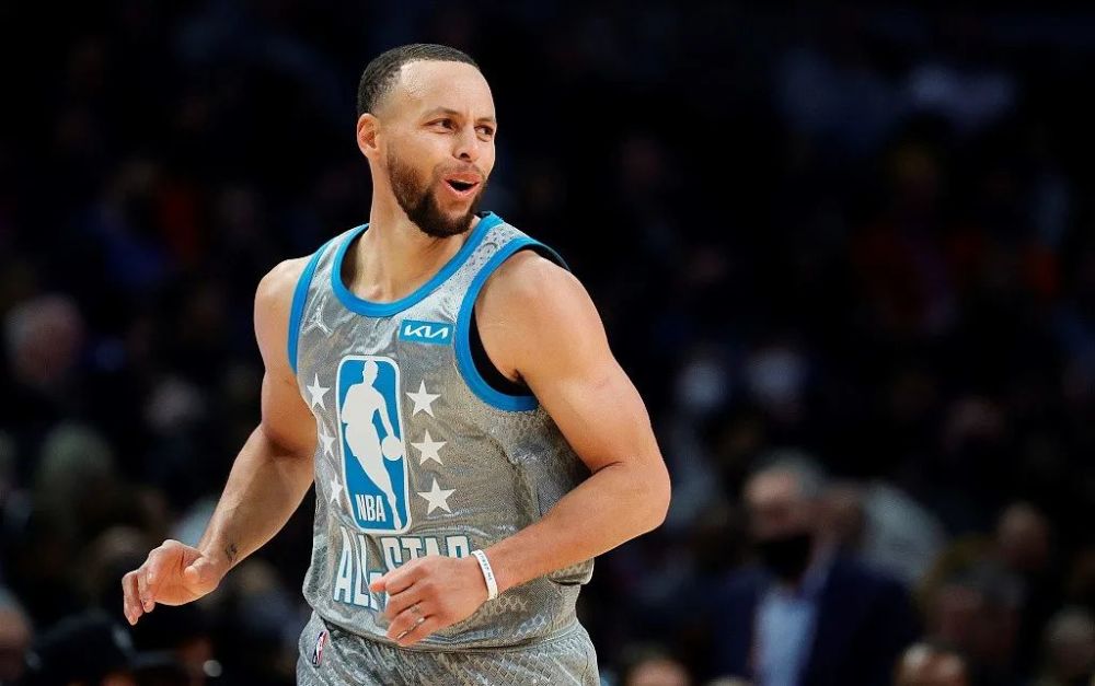 克罗斯：绿茵场上的精准指挥官（克罗斯：中场精确制导者）