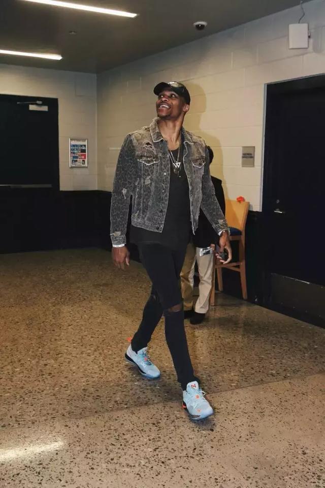 摩纳哥球迷因对球队不满而集体沉默，加拉塔萨雷反享受欢呼（摩纳哥球迷以沉默表达不满，加拉塔萨雷收获热烈欢呼）